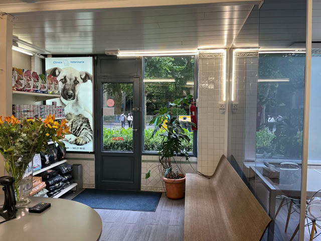 Entrada y teienda de la clínica veterinaria El Jardín